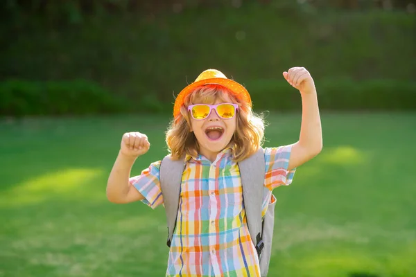 时尚夏娃肖像 有趣的孩子的情绪 一个在户外玩耍的可爱小孩的户外肖像 戴着帽子和夏季太阳镜的孩子们很兴奋 夏天小孩户外肖像 — 图库照片