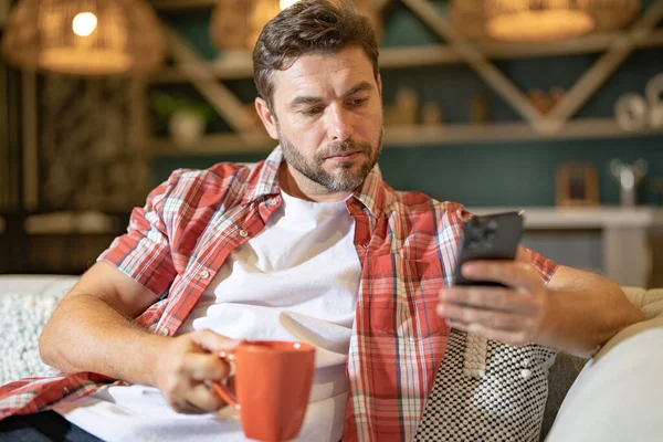 Adam Koltukta Oturup Cep Telefonuna Bakarken Rahatlıyor Evde Postaları Kontrol — Stok fotoğraf