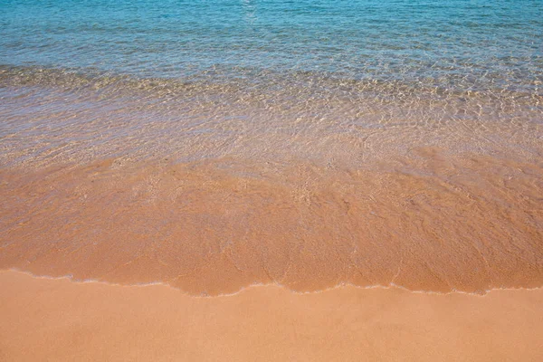 Nyugodt Tengerparti Háttér Nyári Trópusi Strand Homokkal Óceáni Víz Természetes — Stock Fotó