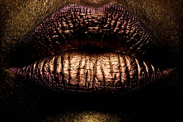 Złote Usta Bliska Złota Metalowa Warga Piękny Makijaż Złoty Błyszczyk — Zdjęcie stockowe