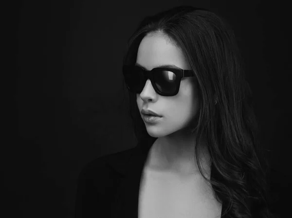 Fiatal Romantikus Fekete Sminkkel Fekete Stúdióban Divatportré Napszemüveges Női Modellről — Stock Fotó
