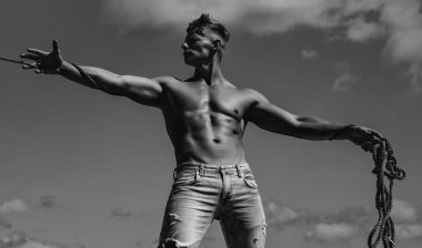 Güç adamlarının silahı. Arkadaşlara yardım etmek, takım çalışması. Kurtarma, el hareketlerine veya el hareketlerine yardım et. Sıkı tutun. Güç silahları, dostluk ve takım çalışması. Kaslı adam kolları