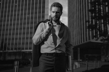 Ofisin dışında duran kendinden emin bir iş adamının portresi.