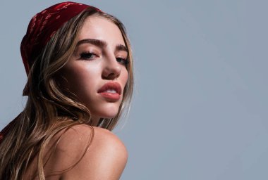 Güzel yüzlü kadın, yüz portresi. Güzel, hassas, genç bir kız. Moda modeli stüdyoda izole edildi
