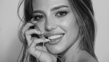 Güzel narin kız. Çıplak omuzlu, güzel, gülümseyen bir kadın. Beyaz dişleri olan, şehvetli, güzel bir kadın yüzü. Doğal güzellik kadını.