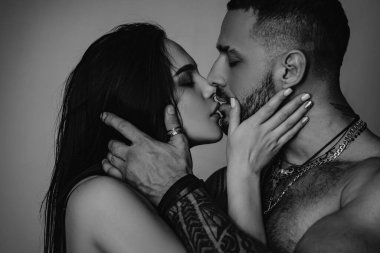 Genç aşık bir çift birlikte zaman geçirir. Erkeğin kucaklaması ve şehvetli bir kadını öpmesi