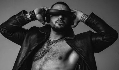 Acımasız adam, yakışıklı erkek modelin ciddi yüzü, erkek gücü kavramı ve güçlü.