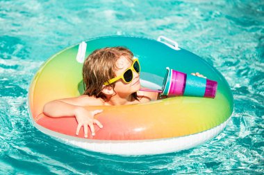 Yaz tatili. Çocuk bilardoda kokteyl içiyor. Aquapark 'taki çocuk, yaz tatili.