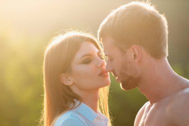 Birbirine aşık genç bir çift. Aşk hikayesi.