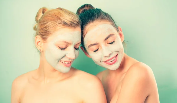 Beautiful Girls Best Friends Forever Bare Shoulders Apply Organic Clay — Stock Photo, Image