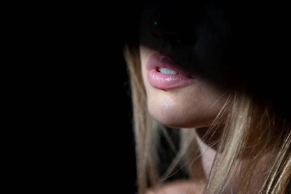 Junge Frau Posiert Studio Vor Schwarzem Hintergrund Licht Und Schatten — Stockfoto