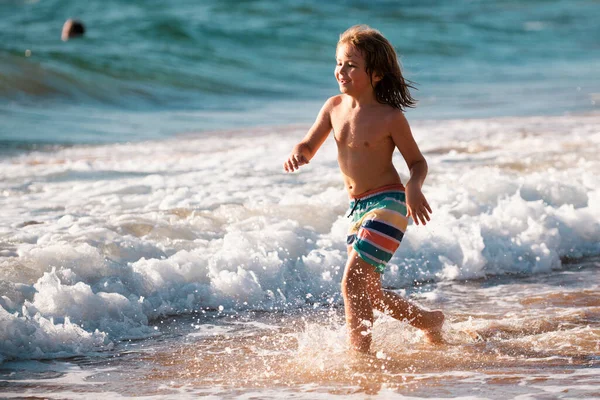 Ragazzino Che Corre Sulla Spiaggia Bambino Felice Correre Mare Vacanza — Foto Stock