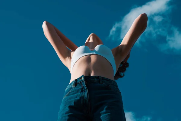 Tillfälligt Denimmode Kvinna Blå Jeans Över Himlen Bakgrund — Stockfoto