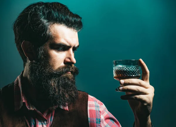 Smutny Człowiek Depresją Patrząc Aparacie Pijany Mężczyzna Trzyma Whisky Szkła — Zdjęcie stockowe