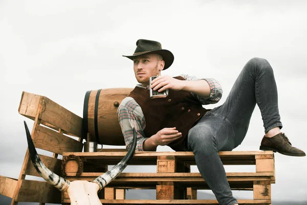 Cowboy Auf Der Ranch Schöner Mann Mit Cowboyhut Und Retro — Stockfoto