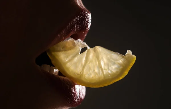 用柠檬捂住嘴唇性感的水果 维生素C夏天的点心 女孩与一片柠檬 大嘴巴咀嚼黄色柑橘 — 图库照片