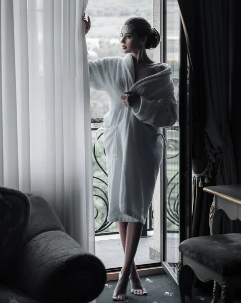 Γυναίκα Πρωί Ελκυστική Σέξι Γυναίκα Στέκεται Κοντά Στο Παράθυρο Στο — Φωτογραφία Αρχείου