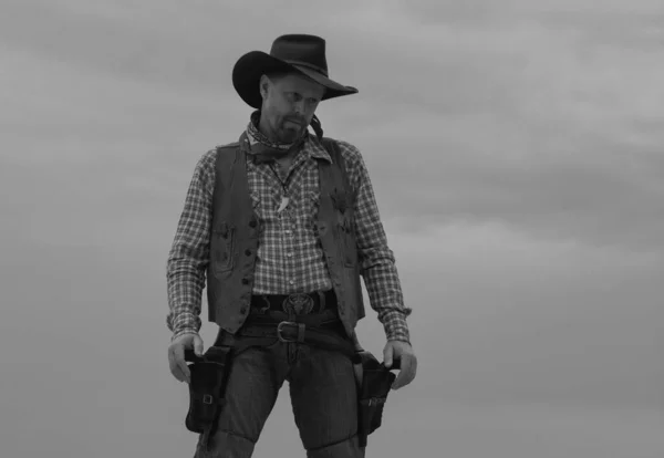 Cowboy Schwarzen Anzug Und Cowboyhut Mann Mit West Oldtimer Pistole — Stockfoto