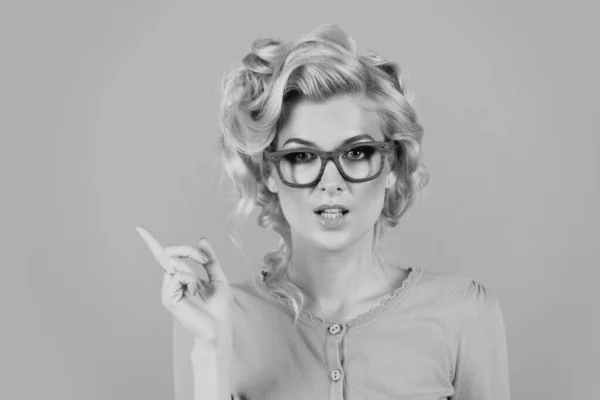 Mooie Blonde Vrouw Model Draagt Een Bril Retro Pin Stijl — Stockfoto
