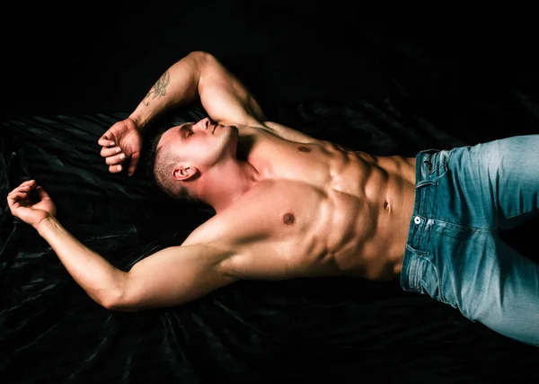Muskulöser Männlicher Oberkörper Nackter Bauch Mann Liegt Auf Bett Sexy — Stockfoto