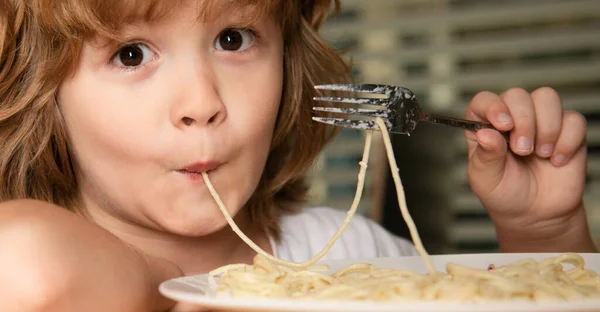 Retrato Niño Rubio Comiendo Pasta Espaguetis Primer Plano Cara Niños — Foto de Stock