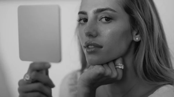 Dívka Krásným Jasným Make Upem Make Model Aplikuje Prášek Oční — Stock fotografie