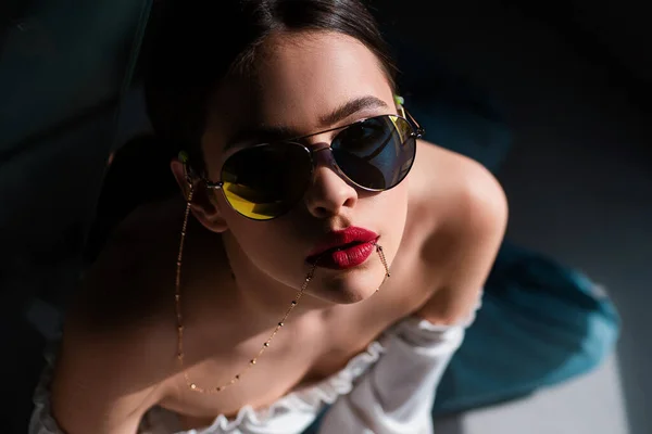 Stylowa Kobieta Okularach Przeciwsłonecznych Modne Modne Akcesoria — Zdjęcie stockowe