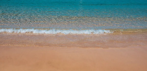 ビーチや熱帯の海と黄金の砂 自然の海の風景背景 — ストック写真