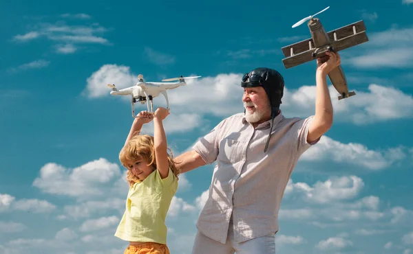 Junger Enkel Und Alter Großvater Mit Flugzeug Und Quadrocopter Drohne — Stockfoto
