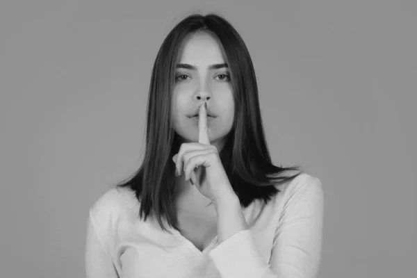 Shh Kvinnors Hemligheter Kvinnan Visar Hemliga Tecken Kvinna Med Finger — Stockfoto