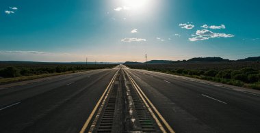 Boş otoban asfalt yolu ve güzel gökyüzü günbatımı manzarası. Manzara ve yol üzerindeki gün doğumu