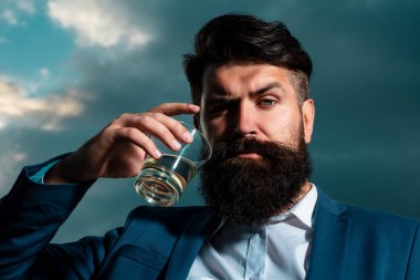 Yakışıklı sakallı adam yorgun ve üzgün görünüyor. Yalnız viski içiyor, alnını ovuyor, depresyona giriyor. Üzgün mutsuz, bitkin.