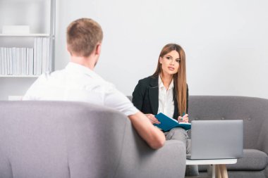 Genç iş kadını ve yakışıklı iş adamı ofiste konuşuyor. Bir çift serbest çalışan.