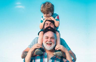 Mutlu erkek ailesi birlikte eğlenir. Babalar günü - dedesi, baba ve oğlu sarılma ve birlikte eğleniyor
