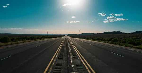 Pusta Droga Asfaltowa Autostrady Piękne Niebo Zachód Słońca Krajobraz Scena — Zdjęcie stockowe