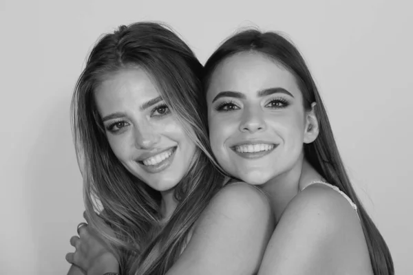 Close Van Paar Mooie Vrolijke Lachende Vriendinnen Modellen Twee Aantrekkelijke — Stockfoto