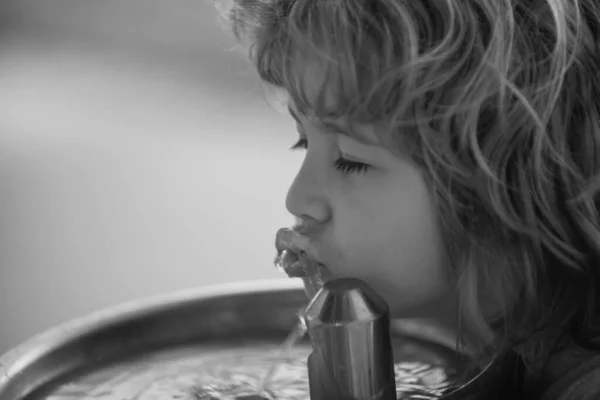 Kind Trinkt Wasser Aus Brunnen Park — Stockfoto