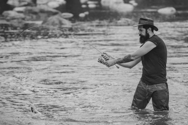 Junger Bärtiger Mann Angelt Einem See Oder Fluss Fliegenfischen — Stockfoto