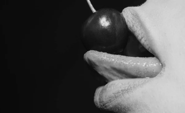 女性の口の中で桜 女性の唇にチェリー 舌を舐めてチェリーマクロ閉めろ 夏のセクシーな果物 バナー — ストック写真