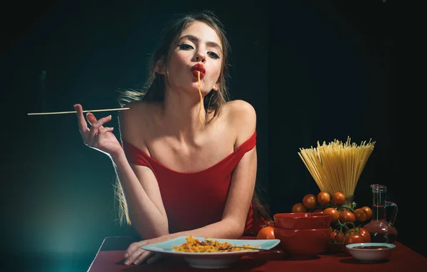 Ung Sexig Kvinna Äter God Pasta Svart — Stockfoto