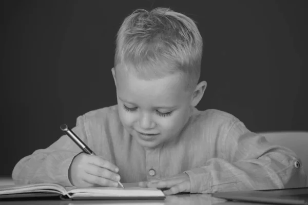 Dziecko Szkole Dzieciak Piszący Notatniku Klasie Dzieciak Uczy Się Klasie — Zdjęcie stockowe