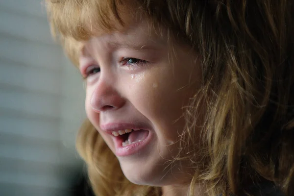 Płaczący Chłopczyk Smutne Dziecko Domu — Zdjęcie stockowe
