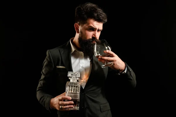 Modny Mężczyzna Białej Koszuli Szelkach Człowiek Pijący Alkohol Szkła Napój — Zdjęcie stockowe