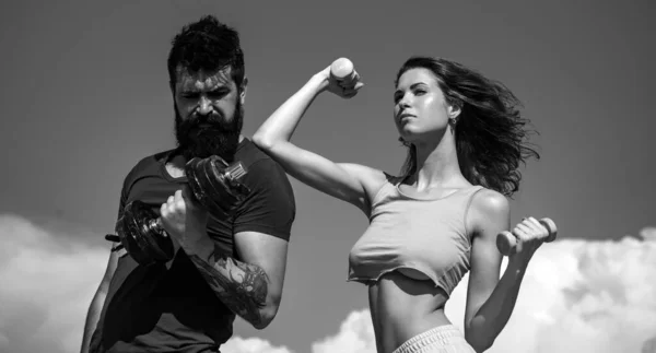 Sporty Couple Dumbbell Outdoors Couple Working Out Dumbbells Fitness Club — Stock fotografie