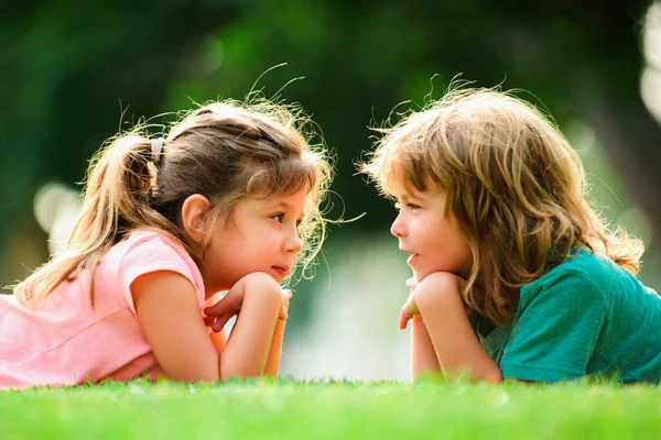 Niños Felices Enamorados Relaciones Infantiles Pareja Niños Aire Libre —  Fotos de Stock