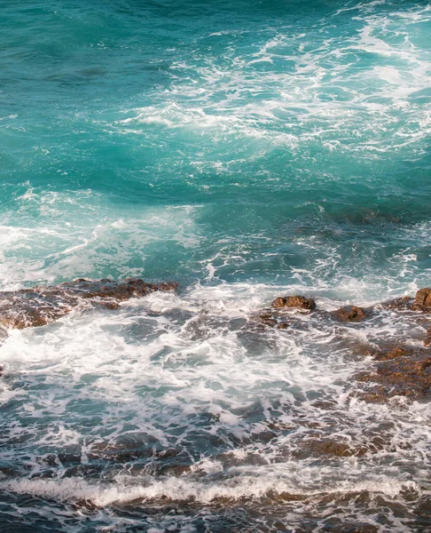 Paisagem Costeira Com Mar Azul Belas Falésias Pedra Rochas Costa — Fotografia de Stock