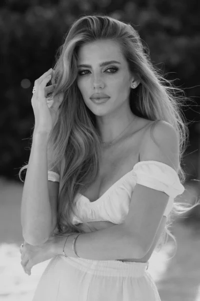 Seksowna Kobieta Zmysłowym Wyglądzie Wiosennym Parku Piękny Portret Pięknej Modelki — Zdjęcie stockowe