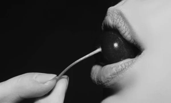樱桃在女人嘴里 夏天性感的水果性感女人的唇 女人唇上的樱桃 — 图库照片