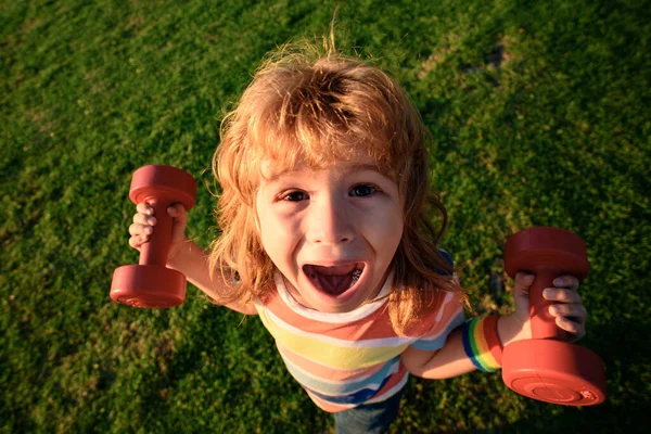 Kinderaktivität Lustiges Kind Mit Hanteln Weitwinkel — Stockfoto