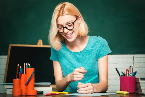 Glücklich Beiläufige Studentin Mit Über Tafel Hintergrund Eine Junge Frau — Stockfoto